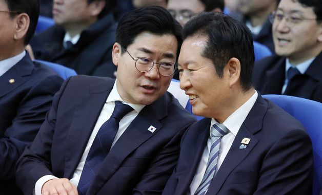 출판기념회 참석한 정청래 대표와 대화 나누는 박찬대