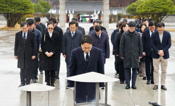 행정통합 국회 본회의 통과 후 민주묘지 찾은 강기정