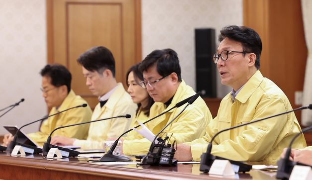 중동 상황점검 관련 긴급 관계부처회의 주재하는 김민석 국무총리