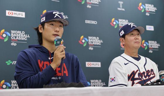 기자회견하는 곽빈