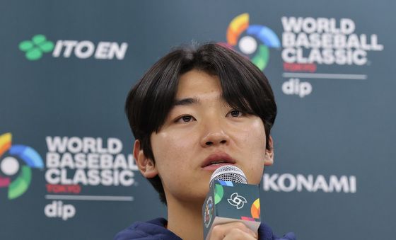 취재진 질문에 답하는 김도영