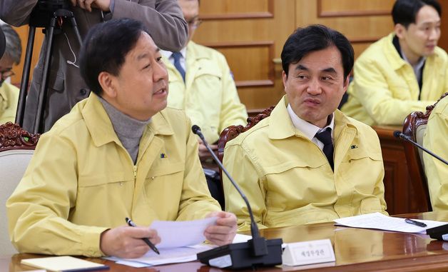 구윤철 부총리 발언 듣는 안규백 국방장관