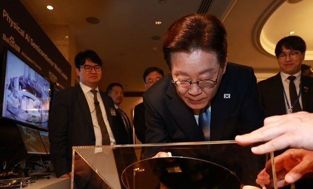웨이퍼에 서명하는 이재명 대통령