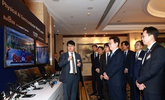전시 업체 관계자 설명 듣는 이재명 대통령