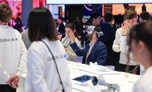 갤럭시 XR 체험하는 관람객