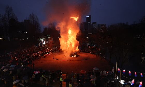 활활 타오르는 정월대보름 달집