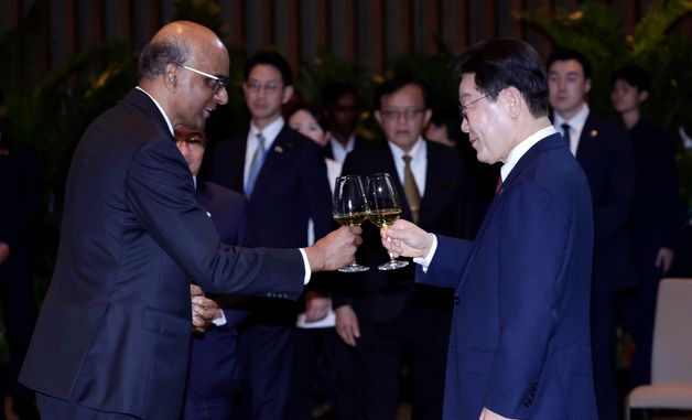 건배 하는 이재명 대통령·타르만 샨무가라트남 대통령