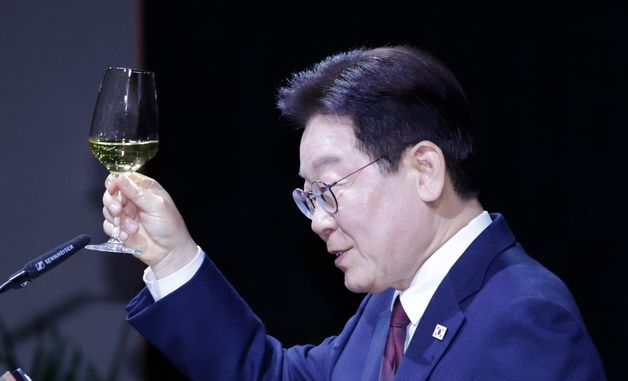 건배제의 하는 이재명 대통령