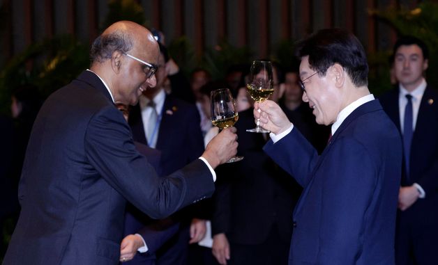 건배 하는 이재명 대통령·타르만 샨무가라트남 대통령