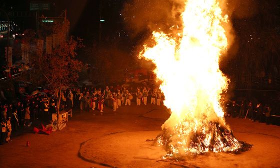 활활 타오르는 달집에 소원빌기