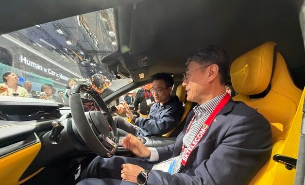 MWC26 샤오미 전시부스 방문한 정재헌 SKT 사장