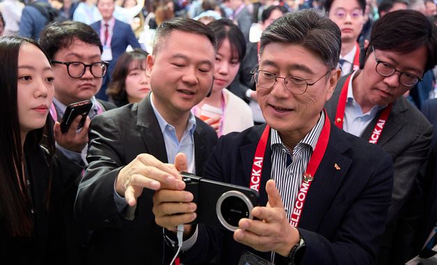 샤오미 부스 찾은 정재헌 SKT CEO