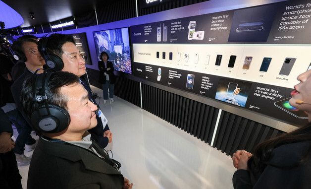 삼성 휴대전화 역사 설명 듣는 홍범식 LG유플러스 대표