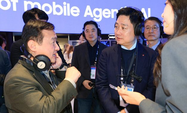 노태문 사장과 의견 나누는 홍범식 LG유플러스 대표