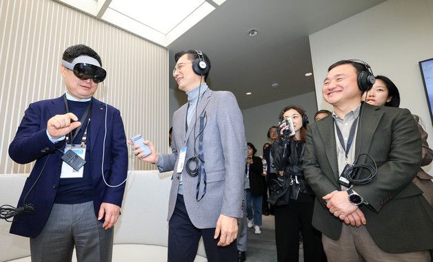 갤럭시 XR 경험하는 홍범식 LG유플러스 대표