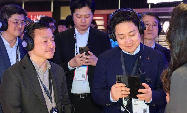 갤럭시Z 트라이폴드 살펴보는 홍범식 LG유플러스 대표