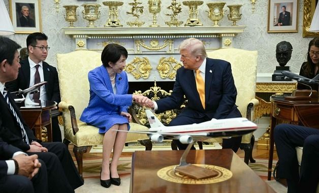 악수하는 美日 정상