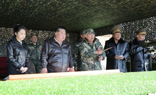김정은, 주애와 함께 탱크부대 훈련 참관