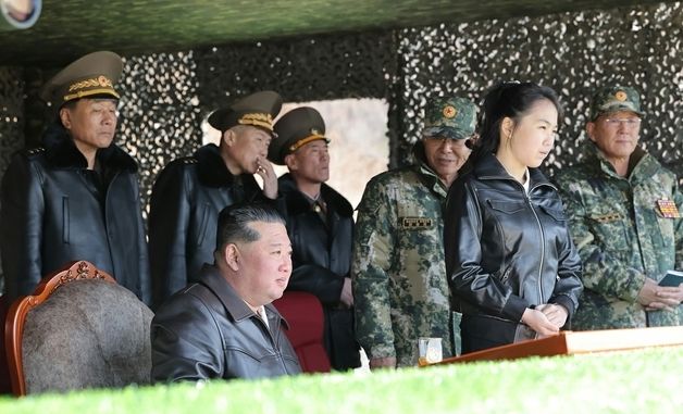 김정은, 주애와 함께 '대남 침투 훈련' 참관