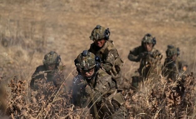 북한, 보병부대 전술훈련…산악 기동 모습 공개