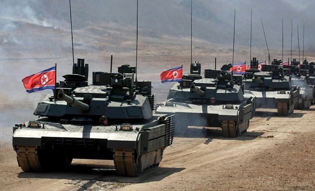 북한이 공개한 신형 탱크…대남 침투 훈련 진행