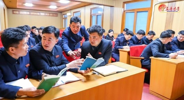 "과학기술 학습 위해 노력"…북한의 당 간부들
