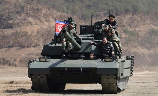 신형 탱크 탑승한 김정은과 딸 주애…대남 침투 훈련 진행