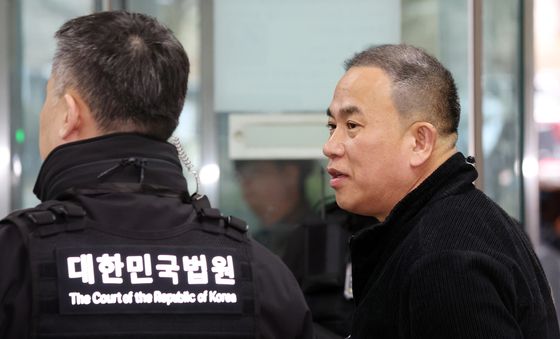 '여론조사비 대납' 의혹 재판…명태균 증인 출석
