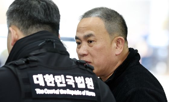 명태균, 오세훈 '여론조사비 대납' 재판 증인 출석