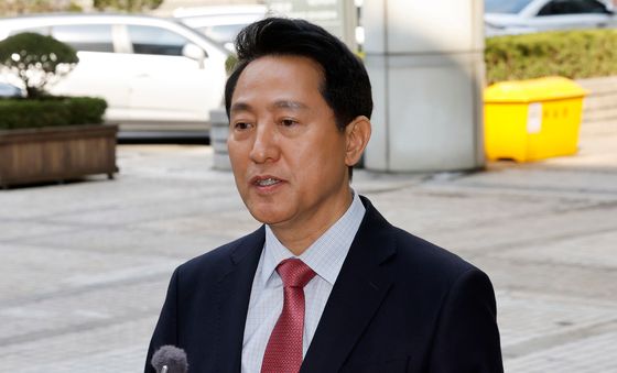 '여론조사비 대납' 의혹 재판…오세훈 출석