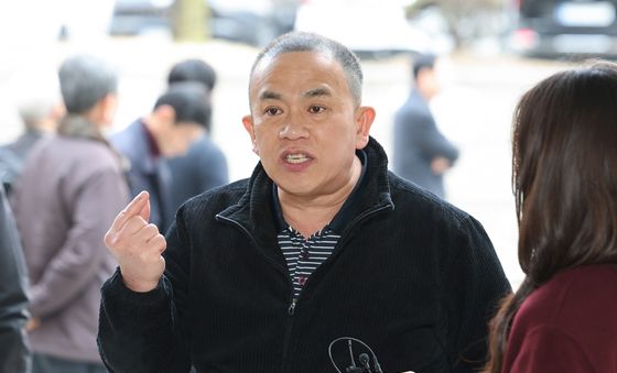 명태균, 여론조사비 대납 의혹 법정 출석