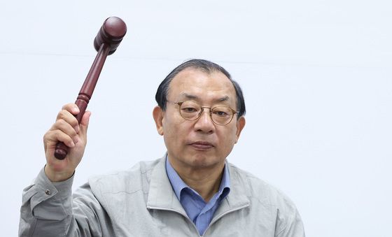 이정현에게 쥐어진 의사봉