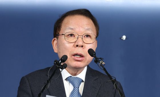 결과 발표하는 김이수 공천관리위원장