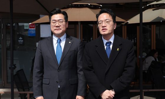 취재진 질의 답변하는 박찬대·박주민