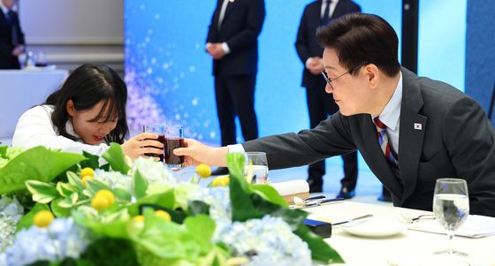 김윤지와 건배하는 이재명 대통령