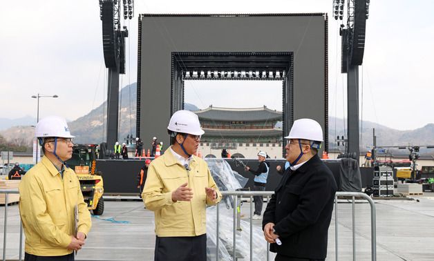 현장 관계자 설명듣는 최휘영 장관