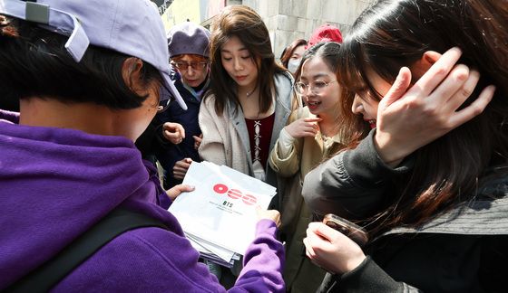 해외 팬들과 방탄소년단 굿즈 나눔하는 '아미'