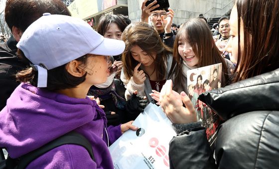 굿즈 무료 나눔하는 BTS 팬