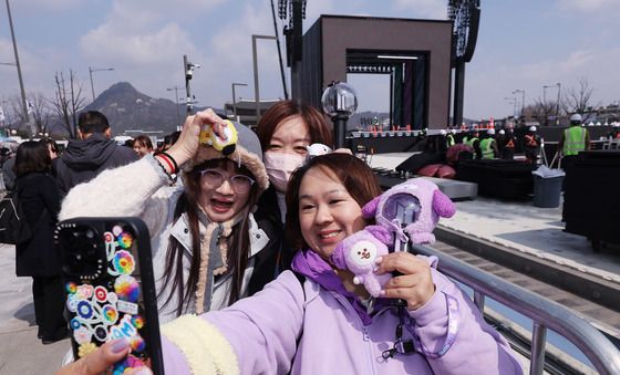 공연장 앞 인증샷 행렬