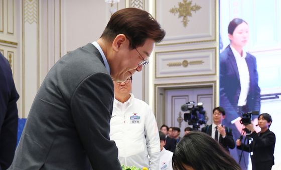 김윤지와 인사하는 이재명 대통령