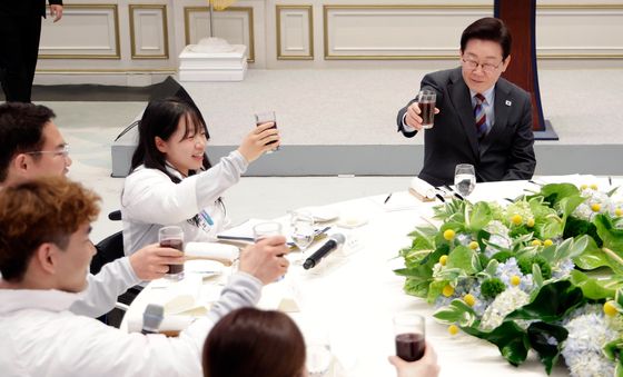동계 패럴림픽 선수단과 건배하는 이재명 대통령