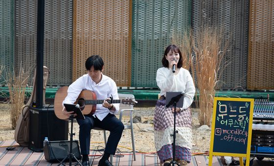 무드등 어쿠스틱 '봄을 여는 버스킹'