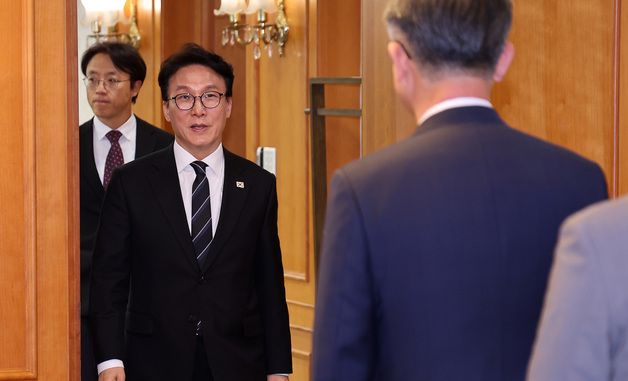 초대형 산불 피해지원 및 재건위원회 위원 위촉식 참석하는 김민석 총리