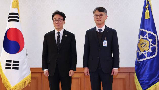 김민석 총리, 홍지백 민간위원장 위촉장 수여