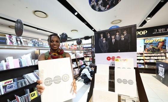 '아리랑' 앨범 들고 미소 짓는 아미