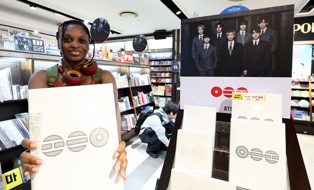 '아리랑' 앨범 들고 미소 짓는 ARMY