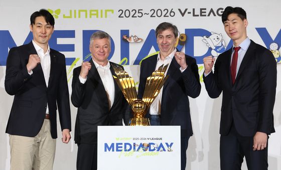 파이팅 포즈 취하는 V리그 포스트시즌 참가팀 감독들