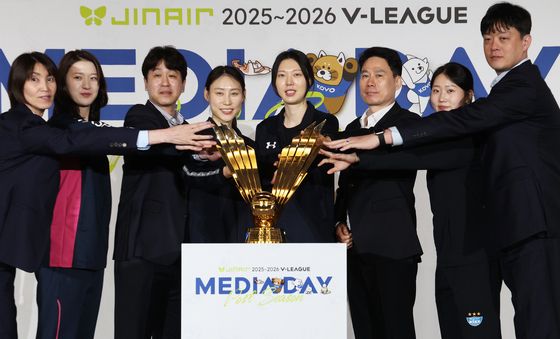 '봄배구 우승 트로피 주인은?