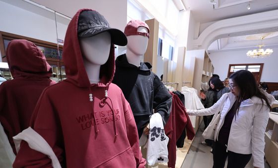 BTS '아리랑' 팝업 둘러보는 관광객들