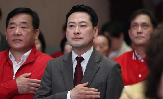 국기에 경례하는 장동혁